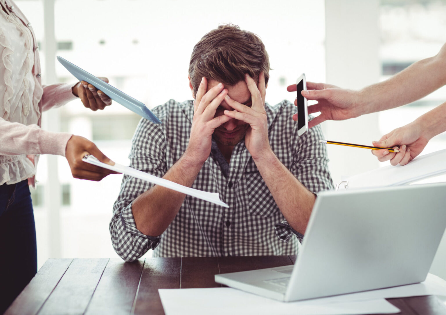 egy stresszes embert látunk a képen ,akinek nagyon sok feladata van és nehezen bírja már a nyomást