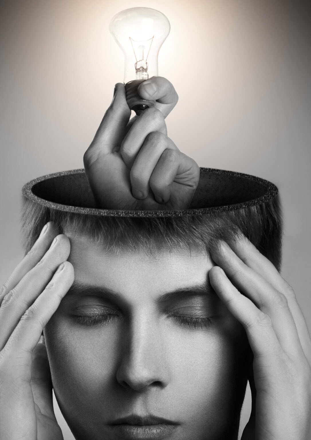 Fekete-fehér portré egy nőről, aki a fejét fogja, a túlgondolás és mentális túlterhelés vizuális ábrázolása