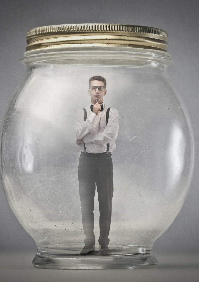 Az elme saját csapdája: gondolkodásmód által bezárt ember egy üvegben”