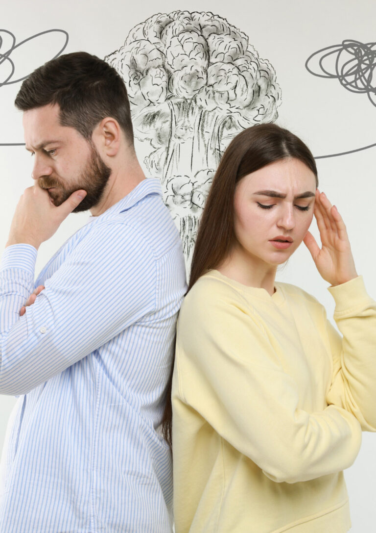 „Érzelmi távolság egy párkapcsolatban – háttal álló pár túlgondolás miatti feszültséggel”