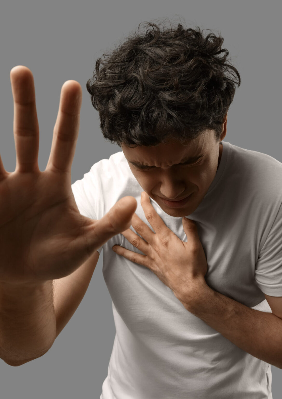 Szorongó férfi fejfájással, stresszes helyzetben