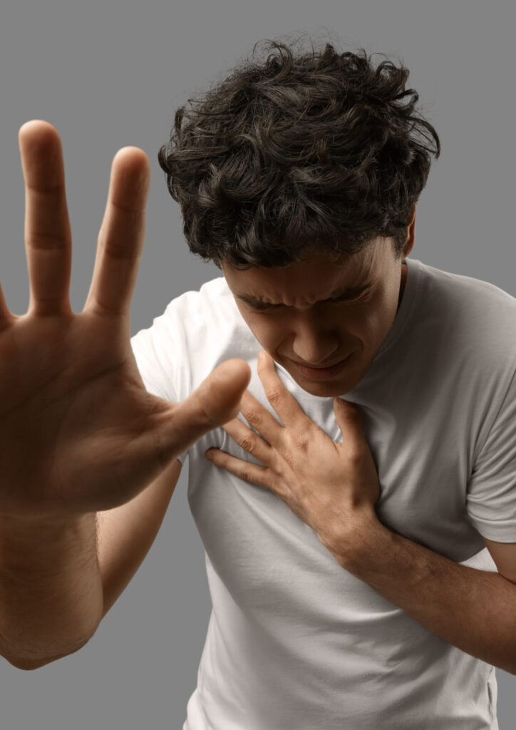 Szorongó férfi fejfájással, stresszes helyzetben